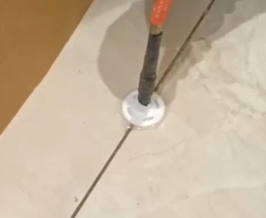 贵港市瓷砖空鼓维修公司专业解答瓷砖在铺贴过程中，如果没有涂抹均匀到位的粘结材料（如水泥砂浆或瓷砖胶），可能会导致以下问题