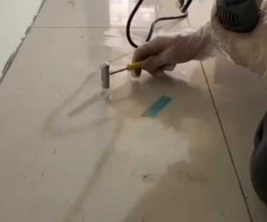 贵港市瓷砖开裂维修公司专业分享瓷砖在铺贴前如果没有沥干水分，将会导致以下问题