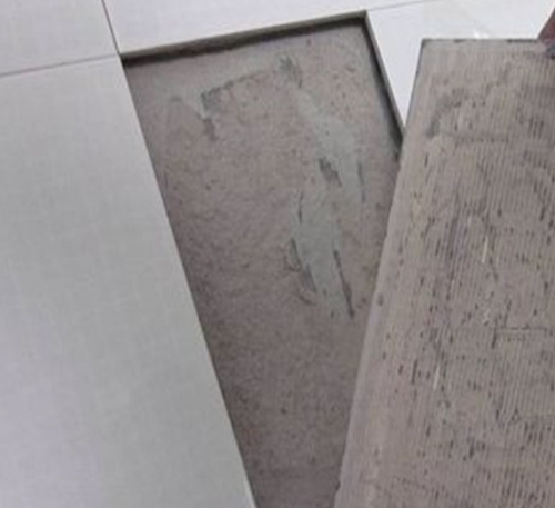 贵港市瓷砖空鼓维修公司分享瓷砖铺贴时如果打浆（即涂抹在瓷砖背面和基层上的砂浆或瓷砖胶）过少，会带来以下问题